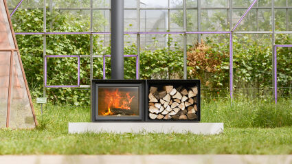 Poêle à bois rectangulaire sur banc